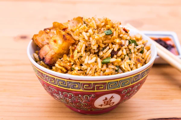 Closeup arroz frito picante chinês com carne de porco assada na tigela — Fotografia de Stock