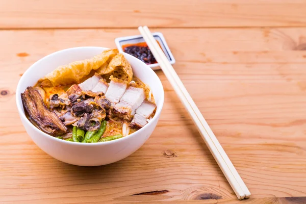 Mie kari pedas lezat dengan daging babi panggang dan kerang — Stok Foto