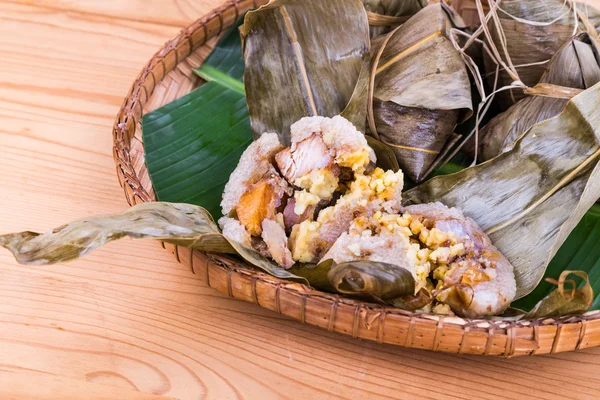 Dumpling de arroz chino recién cocido al vapor en bandeja de ratán tradicional — Foto de Stock