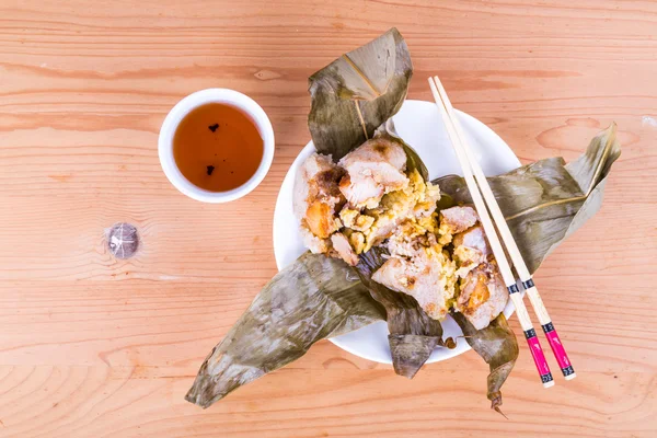Cina kukus pangsit nasi atau zongzi disajikan dengan teh oriental — Stok Foto