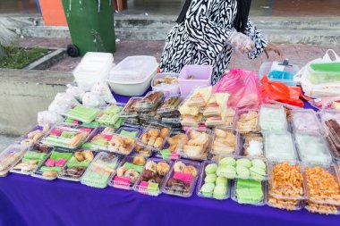 Çeşitli Malay tatlı satan satıcı sokak durak yemek tarifleri