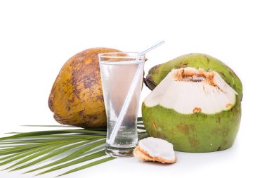 Yeşil Hindistan cevizi meyve suyu cam beyaz arka planda yenileme