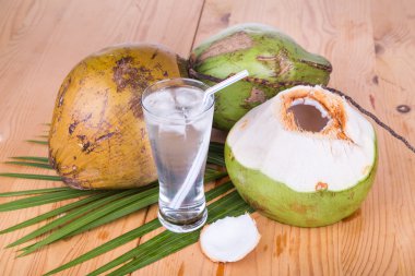 Üç yeşil Hindistan cevizi meyve suyu cam ahşap tablo yenileme