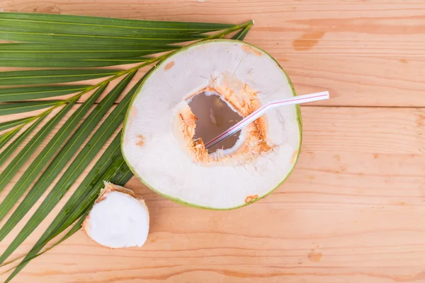 Menyegarkan hijau organik jus buah kelapa di atas meja kayu — Stok Foto