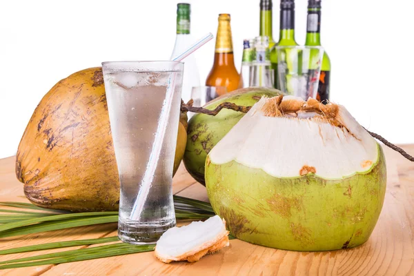 Refrescante suco de frutas de coco re-hidrata e ajuda a aliviar a ressaca de álcool — Fotografia de Stock