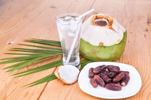Sumo de coco, tâmaras simples iftar quebrar fast food durante o Ramadã para muçulmano — Fotografia de Stock