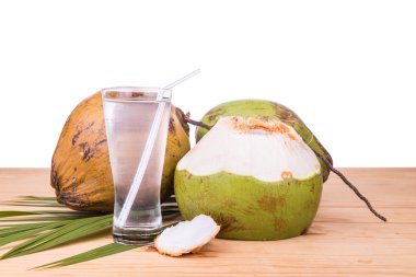 Yeşil Hindistan cevizi meyve suyu cam ahşap tablo yenileme