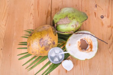 Yeşil Hindistan cevizi meyve suyu cam ahşap tablo yenileme