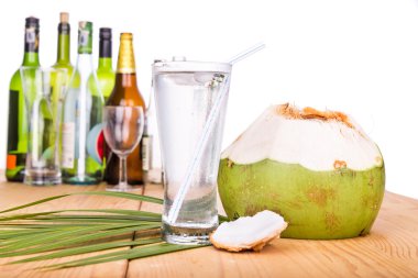 Hindistan cevizi meyve suyu yenileyerek yeniden nemlendirir ve kabartma alkol akşamdan kalma yardımcı olur