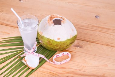 Doğal Hindistan cevizi suyu vücut kilo kaybına yardımcı olur.