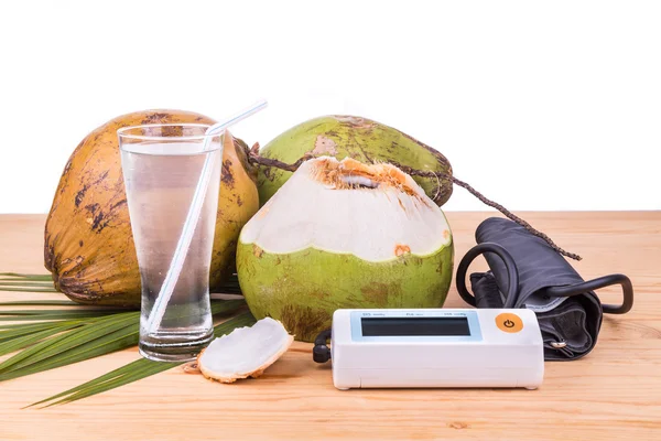 El jugo de coco fresco ayuda a bajar la presión arterial y la hipertensión — Foto de Stock