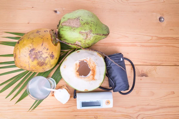 Jus kelapa segar membantu menurunkan tekanan darah dan hipertensi — Stok Foto