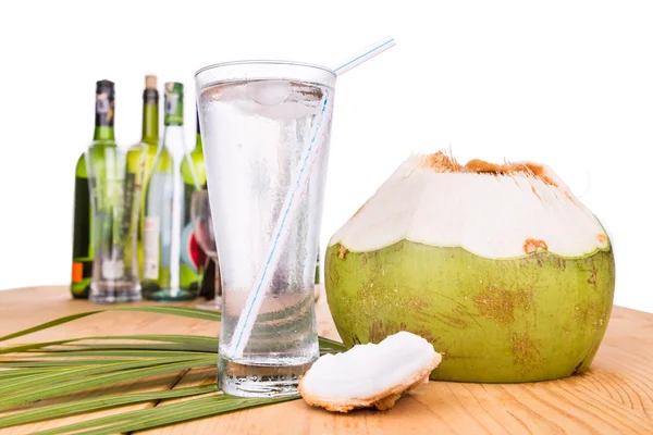 Refrescante jugo de coco rehidrata y ayuda a aliviar la resaca de alcohol —  Fotos de Stock