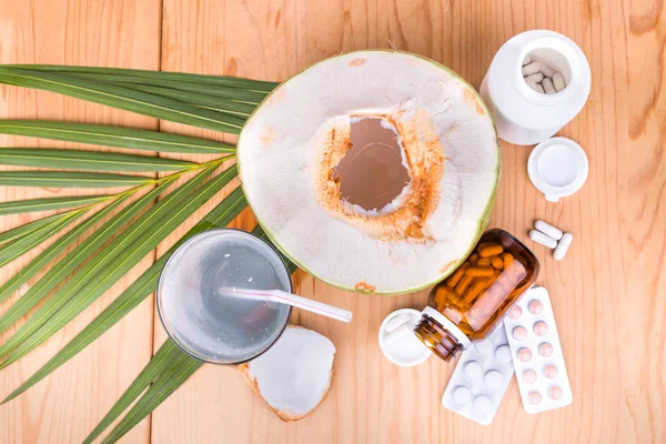 Jus kelapa membantu menurunkan tekanan darah, diabetes, metabolisme, pencernaan — Stok Foto
