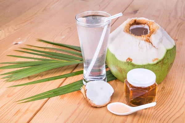 Освіжаючий зелений кокосовий сік з натуральними чистими медовими напоями — стокове фото