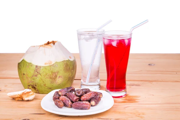 Jus kelapa, sirup, kurma iftar sederhana istirahat cepat selama bulan Ramadan untuk Muslim — Stok Foto