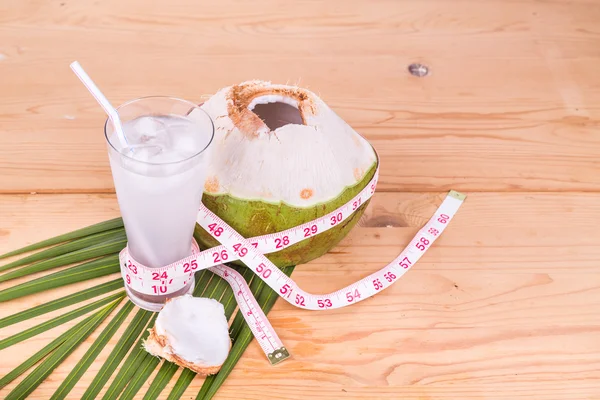 Jus kelapa alami membantu penurunan berat badan — Stok Foto