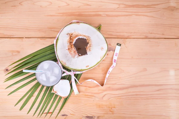 Kokosowy naturalny sok pomaga w utracie wagi ciała — Zdjęcie stockowe
