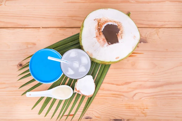 Sumo de coco natural refrescante com bebidas de iogurte ajuda a digestão — Fotografia de Stock