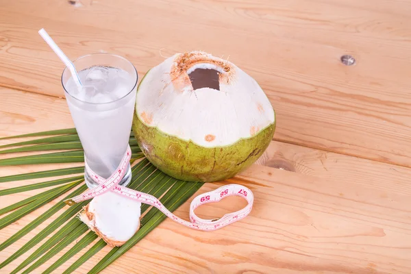 Suco de coco natural ajuda na perda de peso corporal — Fotografia de Stock