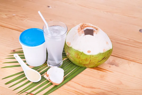 Menyegarkan jus kelapa alami dengan minuman yogurt membantu pencernaan — Stok Foto