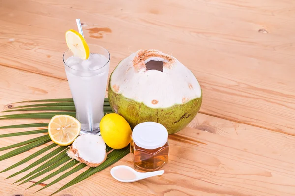 Menyegarkan kelapa hijau alami dengan madu dan minuman lemon — Stok Foto