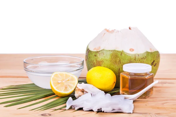 Wajah alami masker kelapa, lemon, madu untuk melembabkan kulit — Stok Foto