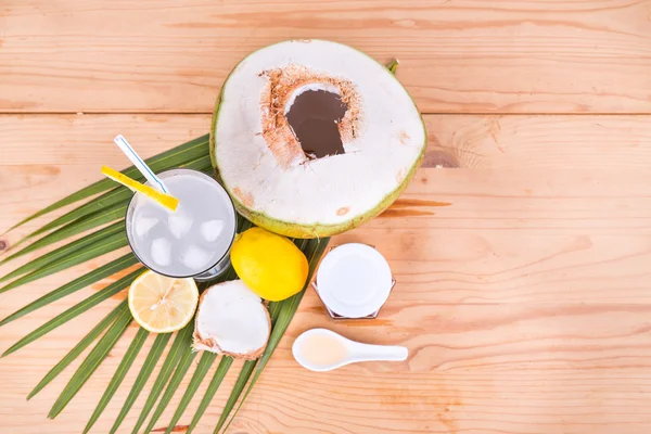 Menyegarkan kelapa hijau alami dengan madu dan minuman lemon — Stok Foto