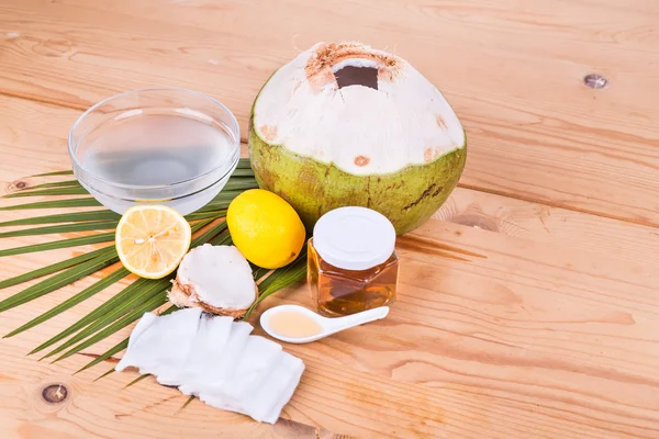 Wajah alami masker kelapa, lemon, madu untuk melembabkan kulit — Stok Foto