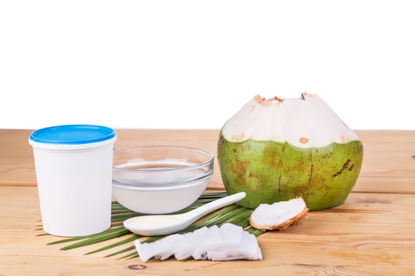 El jugo de coco con yogur ayuda a reducir las arrugas y el envejecimiento de la piel —  Fotos de Stock