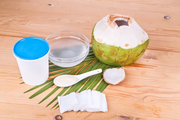 Jus kelapa dengan yogurt membantu mengurangi keriput dan kulit yang menua — Stok Foto