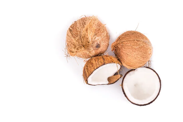 오래 된 갈색 반으로 한 유기 코코넛 과일 — 스톡 사진
