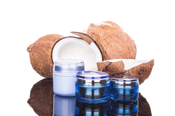Tabung yang mengandung minyak kelapa digunakan sebagai pelembab untuk kulit — Stok Foto