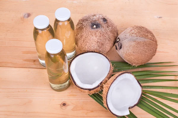 Ekstra minyak kelapa perawan dingin dalam botol dengan kelapa — Stok Foto