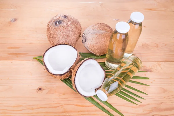 Ekstra minyak kelapa perawan dingin dalam botol dengan kelapa — Stok Foto