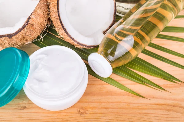 Ekstra minyak kelapa perawan dingin dalam botol dan guci — Stok Foto