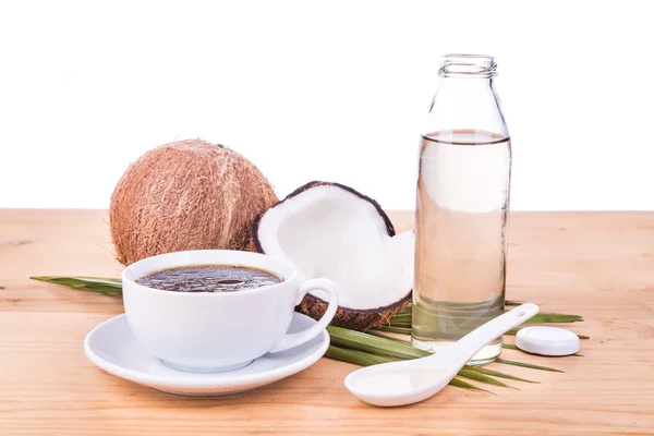 Café à prova de balas com óleo de coco virgem na mesa de madeira — Fotografia de Stock
