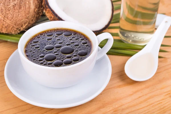 Kogelvrij koffie met virgin kokosolie op houten tafel — Stockfoto