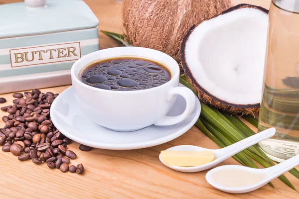Golyóálló kávé szűz kókuszolaj és a bio vaj — Stock Fotó
