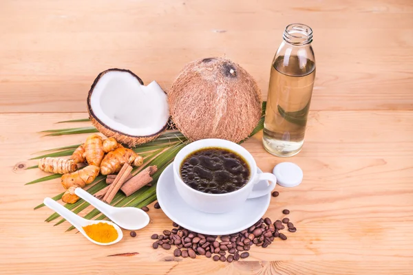 Café à prova de balas misturado com óleo de coco virgem, açafrão e cravo — Fotografia de Stock