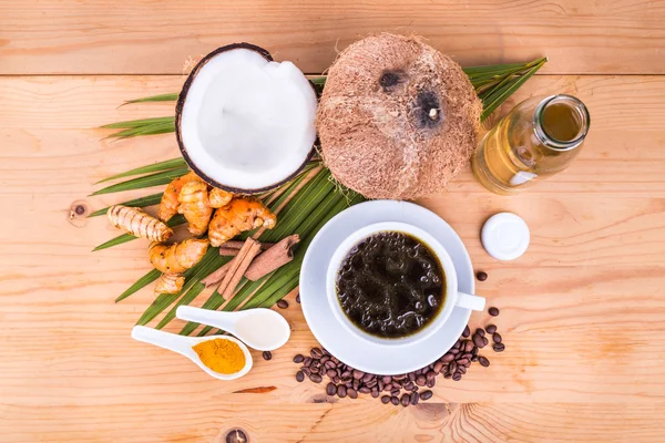 Café à prova de balas misturado com óleo de coco virgem, açafrão e cravo — Fotografia de Stock