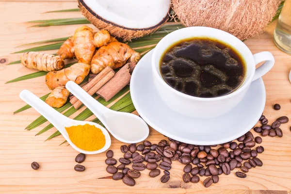 Café a prueba de balas mezclado con aceite de coco virgen, cúrcuma y clavo — Foto de Stock