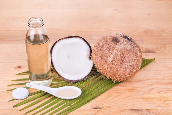 Ekstra minyak kelapa perawan dingin dalam botol dengan kelapa — Stok Foto