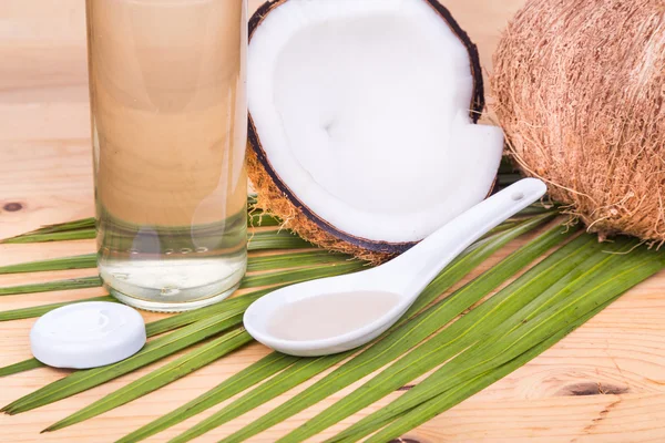 Ekstra minyak kelapa perawan dingin dalam botol dengan kelapa — Stok Foto