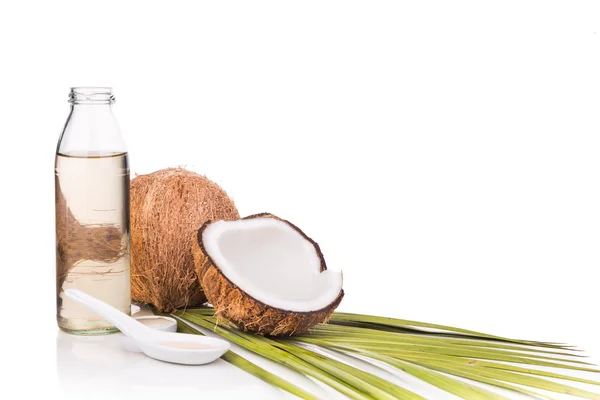 Ekstra minyak kelapa perawan dingin dalam botol dengan kelapa — Stok Foto