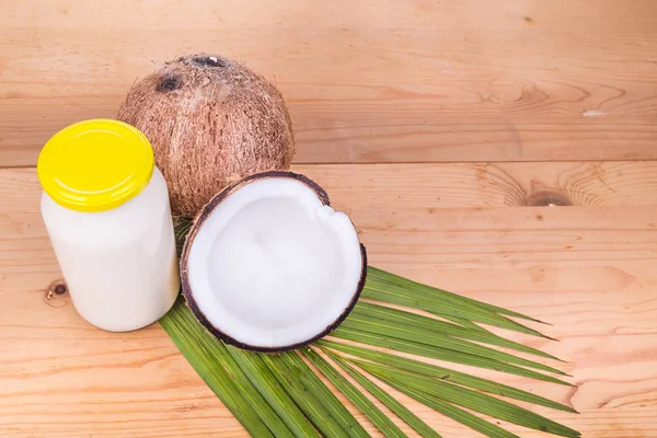 Frasco contendo óleo de coco são usados como ingrediente de cozinha — Fotografia de Stock