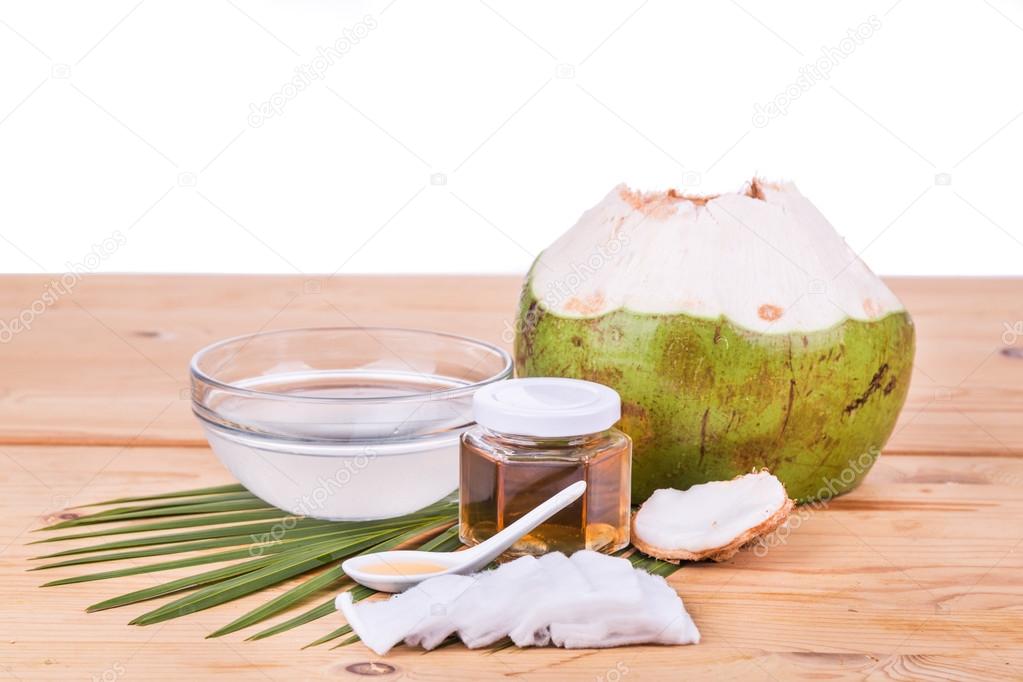 El jugo de coco con miel es tóner natural para reducir el acné facial