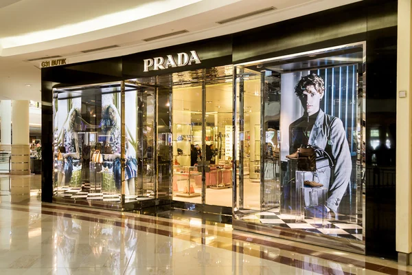 KUALA LUMPUR, MALAYSIA, May 20, 2016:  Prada boutique at KLCC, K — Stock fotografie