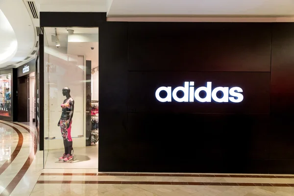 Kuala Lumpur, Malajsie, květen 20, 2016: adidas značení na svém Odveďte — Stock fotografie