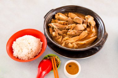 Basit ve otantik Bak Kut Teh yemek pilav ile